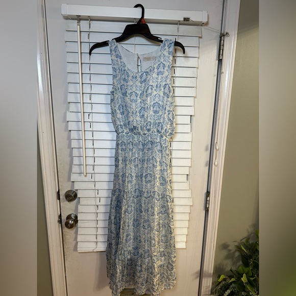 lara guidotti Dresses & Skirts - Blue and white floral dress with a flowy silhouette, featuring a back zipper